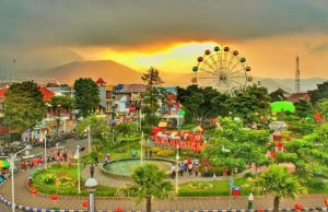 Menikmati kesejukan usaha di alun-alun kota batu malang setelah mengikuti paket wisata bromo