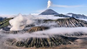 Pemandangan Gunung Semeru yang memukau, melengkapi pengalaman paket wisata Bromo Anda