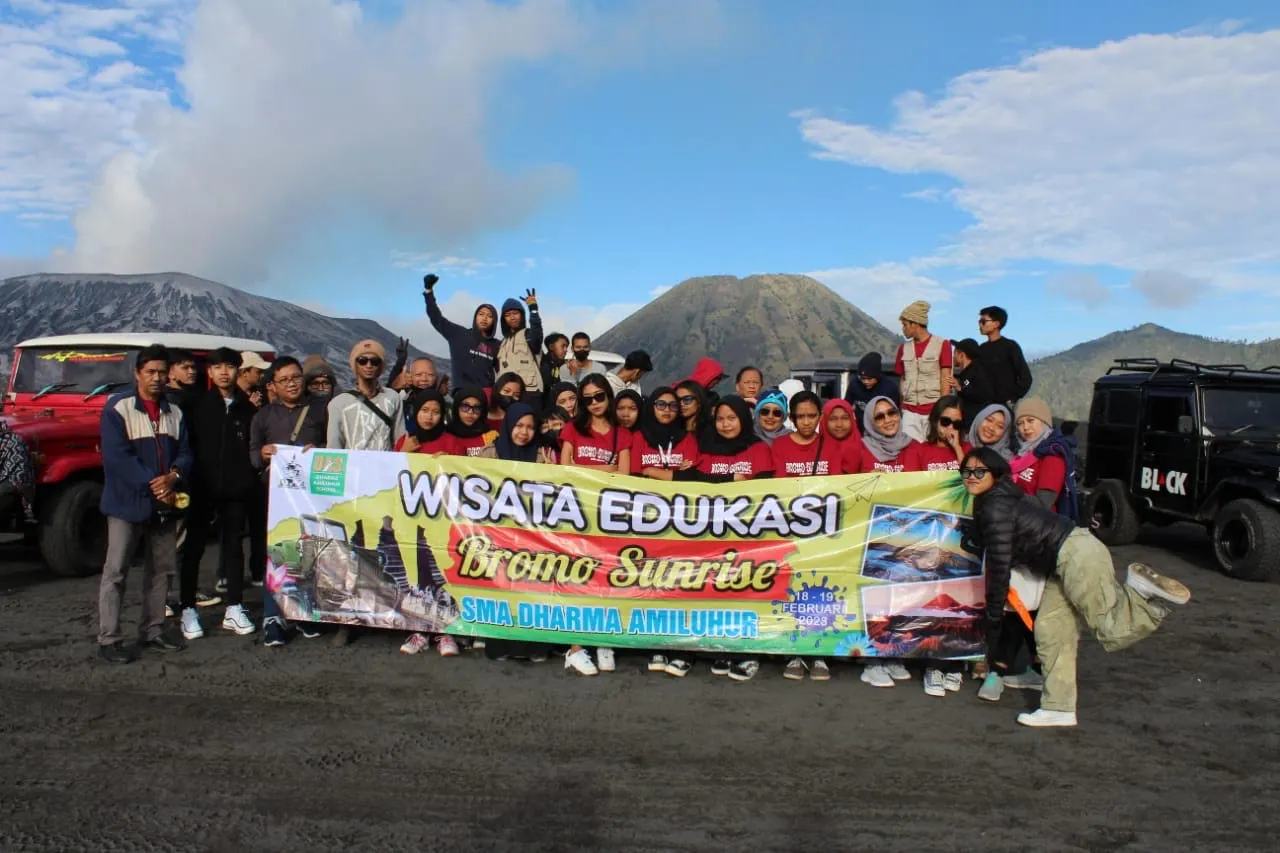 Rombongan wisatawan bersama jeep Cakra Birawa di Gunung Bromo