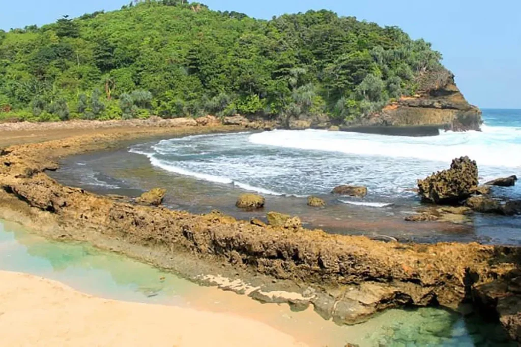Paket wisata pantai Malang di Pantai Selatan