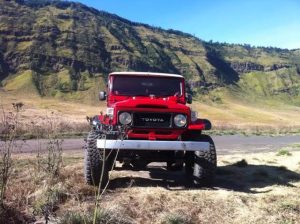 Jeep yang biasa digunakan dalam sewa Jeep Bromo