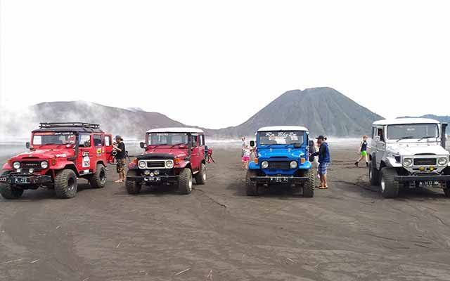Jip wisata Cakra Birawa Tour membawa wisatawan melintasi lautan pasir menuju kawah Bromo.