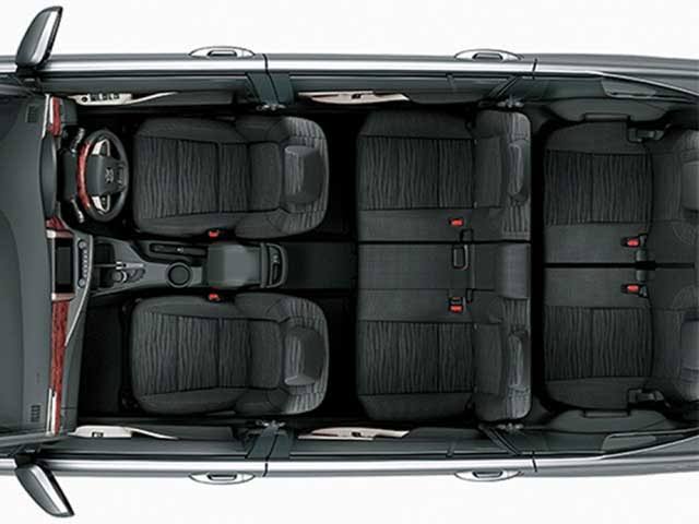 Interior mewah dan luas Toyota Innova Reborn yang disewakan di Malang oleh Cakra Birawa Tour