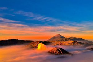 Pemandangan spektakuler kawah Bromo yang mengepulkan asap belerang.