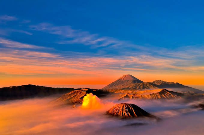 Pemandangan spektakuler kawah Bromo yang mengepulkan asap belerang.