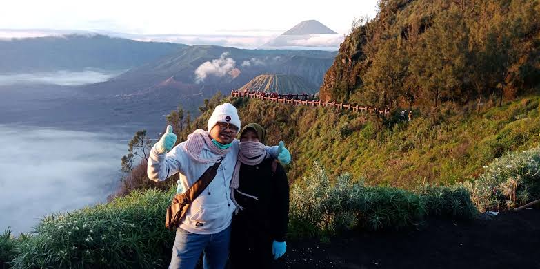 Wisatawan berfoto setelah menikmati sunrise di gunung Bromo