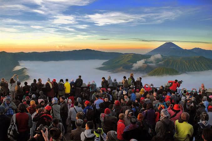 Pemandangan matahari terbit dari Penanjakan 1 Bromo dengan latar Gunung Semeru dan Gunung Bromo"