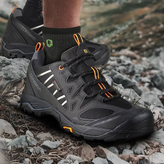 Sepatu gunung untuk perlengkapan ke Bromo