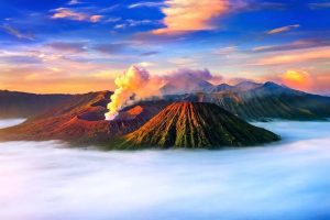 Keindahan sunrise gunung Bromo saat cuaca cerah