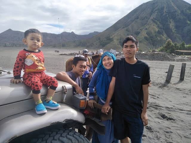 Membawa anak-anak ke Bromo lebih seru dengan petualangan naik Jeep di lautan pasir.