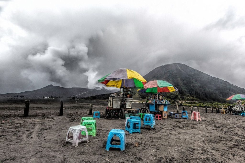 Suasana berkabut di gunung Bromo, ini bisa menjadi pilihan terbaik mengunjungi Bromo saat anda menyukai tantangan