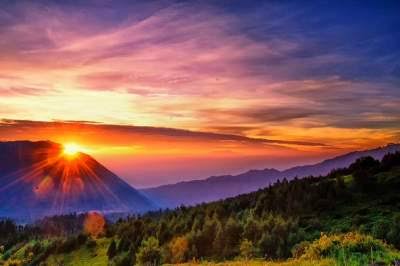 Pemandangan matahari terbit yang spektakuler di Gunung Bromo, Jawa Timur, dengan langit berwarna-warni. Waktu terbaik menikmati bromo