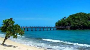 Hamparan pasir putih dan batu karang besar di Pantai Kondang Merak, Malang Selatan