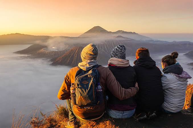 Karakter view dari Penanjakan Bromo dengan lanskap kaldera dan pegunungan