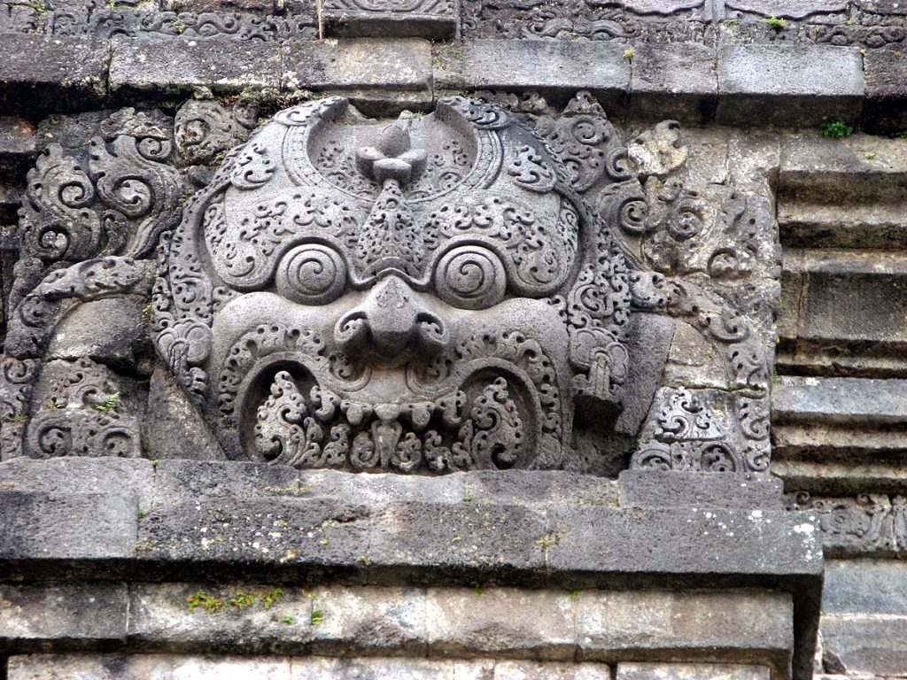 Relief kepala Kala dan motif teratai di dinding Candi Singosari