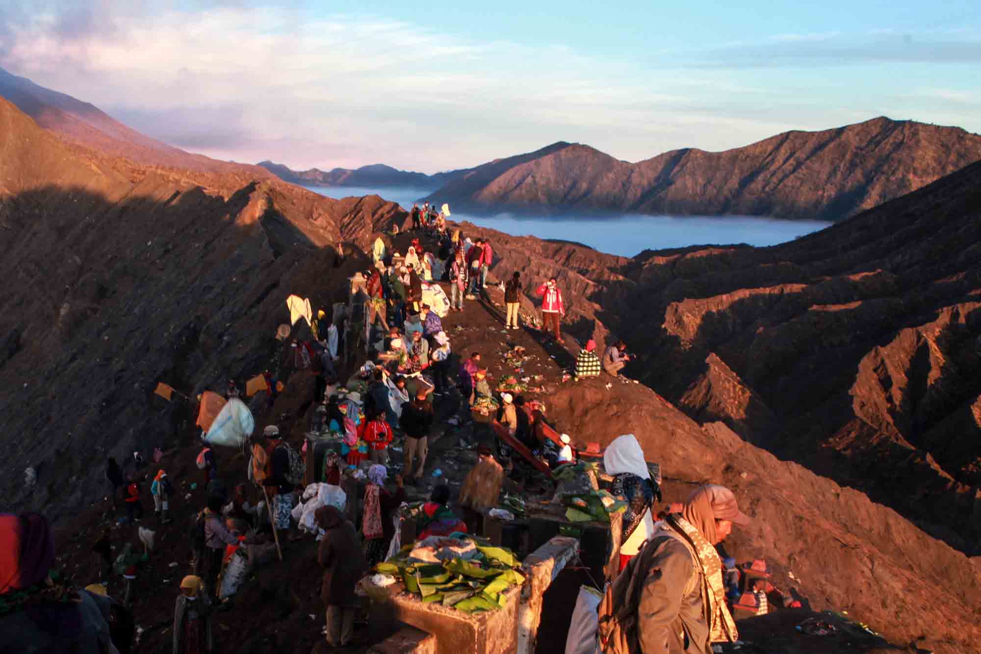 Suasana ramai di bibir kawah Gunung Bromo saat puncak Upacara Kasada.