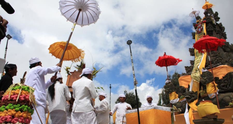 Prosesi Suku Tengger membawa sesajen ongkek menuju kawah Bromo saat Upacara Kasada.