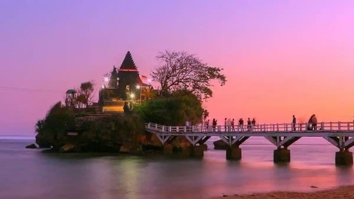 Jembatan dan Pura di Pantai Balekambang Malang saat sunset