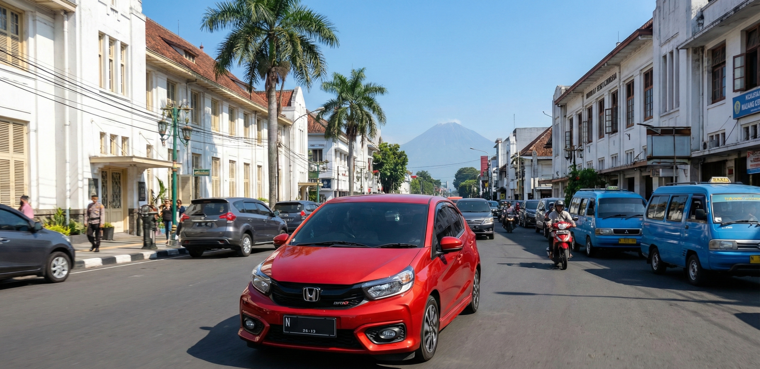 Mobil Honda Brio melintasi jalanan kota Malang yang padat namun lancar