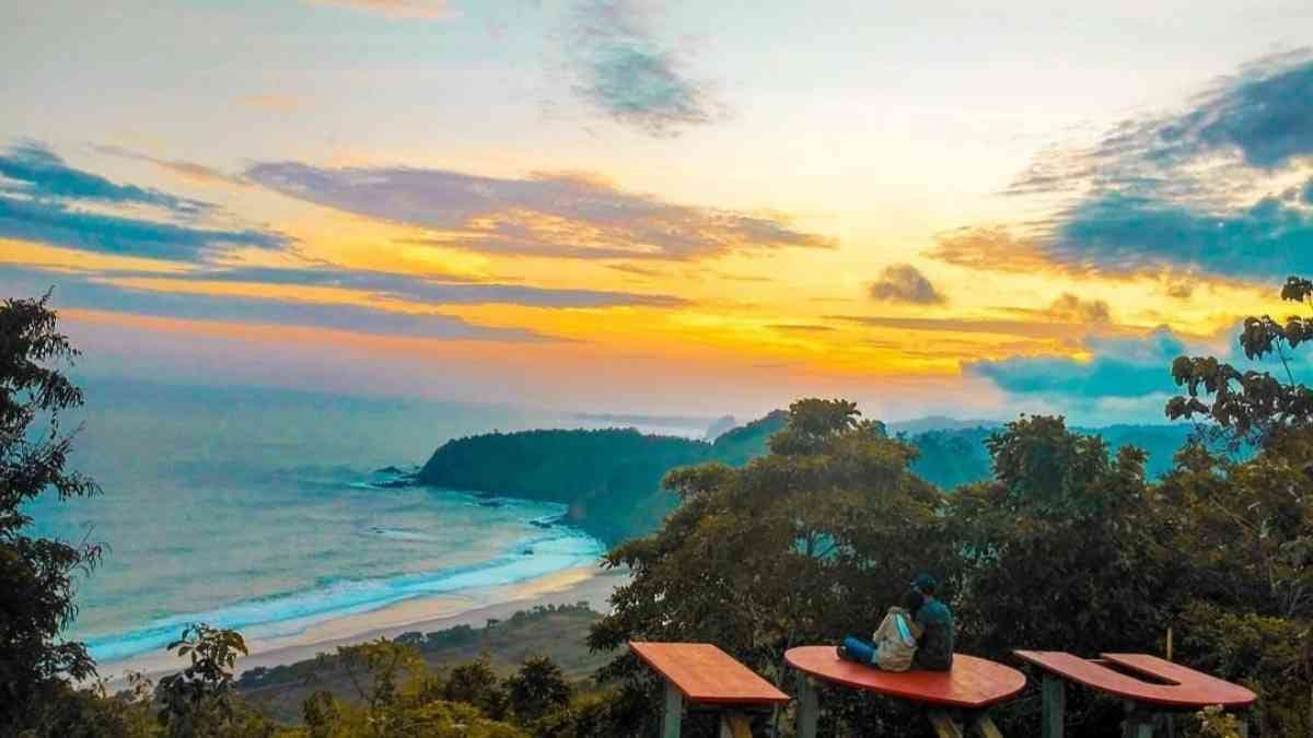 Aktivitas river tubing di Sumber Maron Malang