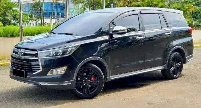 Mobil yang nyaman untuk perjalanan jauh dengan kabin lega dan bagasi memadai