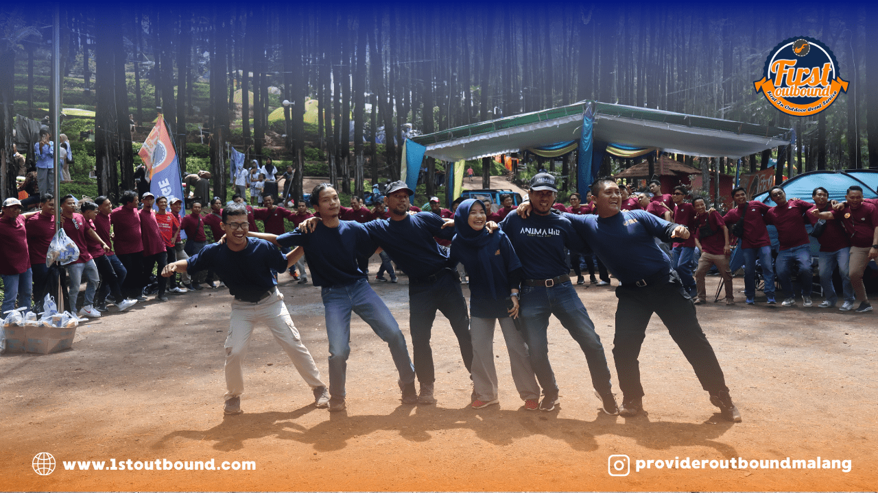 Simulasi kerja sama tim dalam paket outbound Trawas