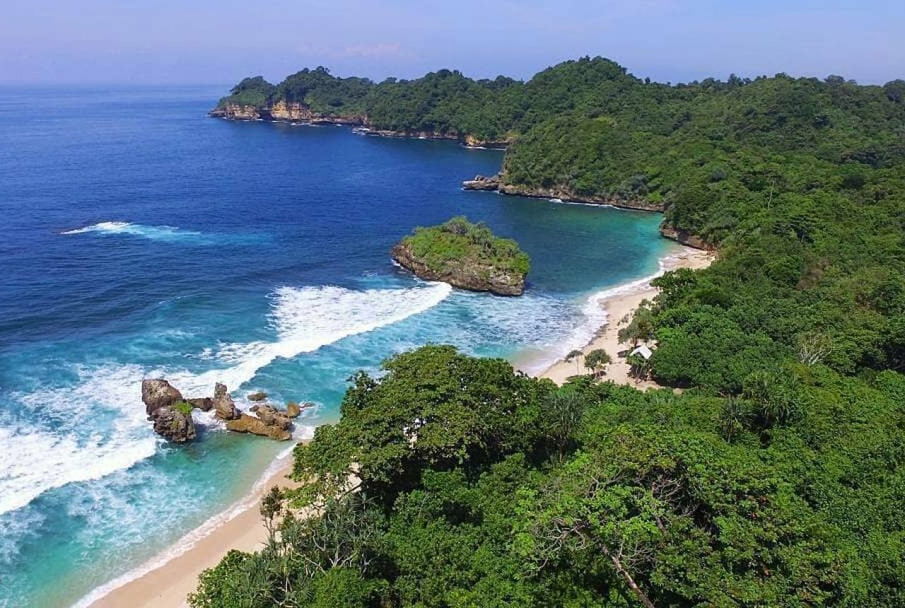 Pantai unik Malang dengan tebing indah