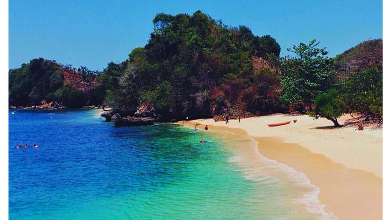 Pantai Malang Selatan dengan air jernih