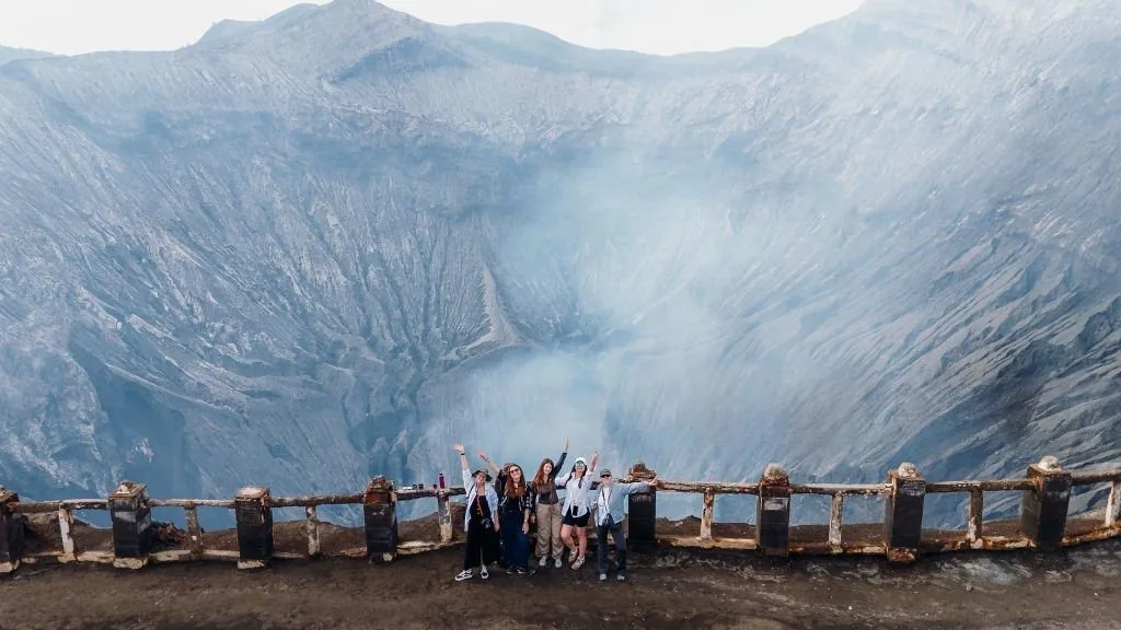 Kawah aktif Gunung Bromo dan tangga menuju puncak
