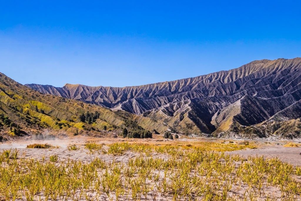 Lembah Widodaren Bromo dengan lanskap kaldera dan tebing dramatis