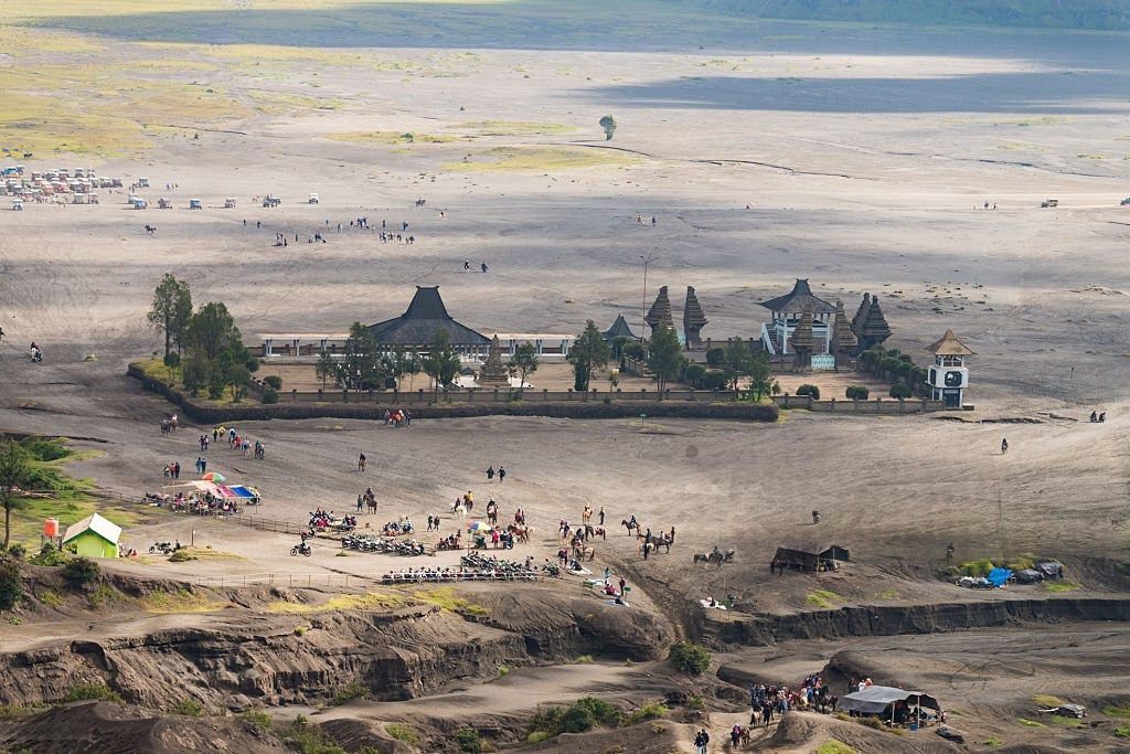 Pura Luhur Poten Bromo di tengah Lautan Pasir kawasan Gunung Bromo