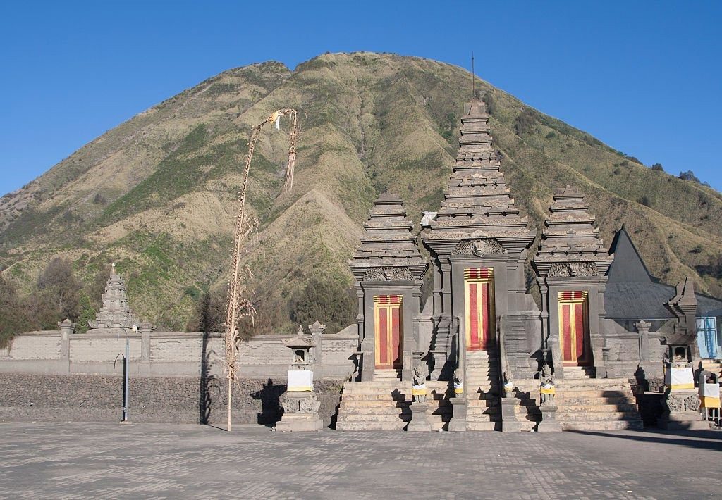 Simbol budaya Tengger di kawasan Bromo dan Pura Luhur Poten