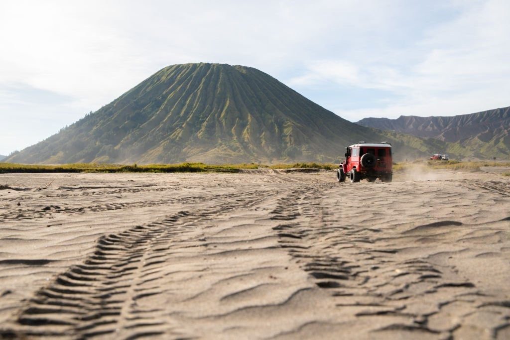 Spot foto jeep Bromo dengan nuansa petualangan