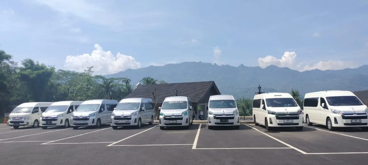 HiAce Commuter untuk wisata dan ziarah rombongan di Malang Raya