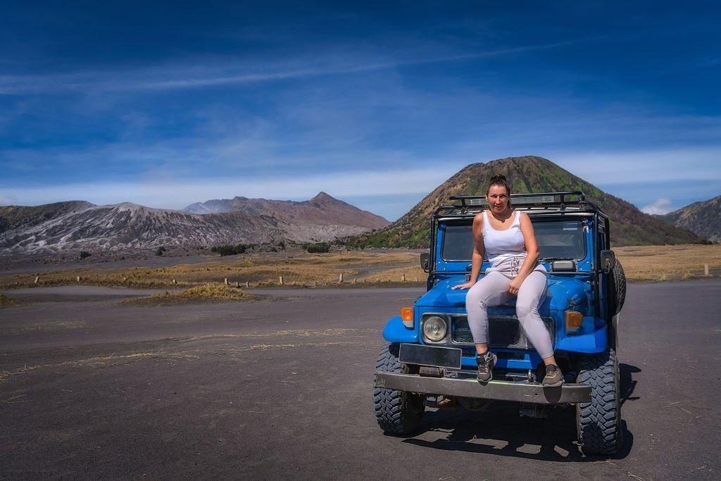 Spot foto jeep di Lembah Widodaren Bromo dengan latar tebing kaldera