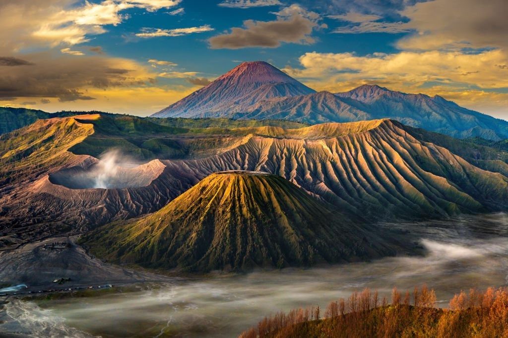 Puncak Penanjakan Bromo saat sunrise dengan panorama kaldera dan lautan pasir