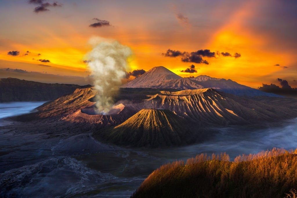 Sunrise Bromo dari kawasan viewpoint dengan langit pagi yang berubah warna