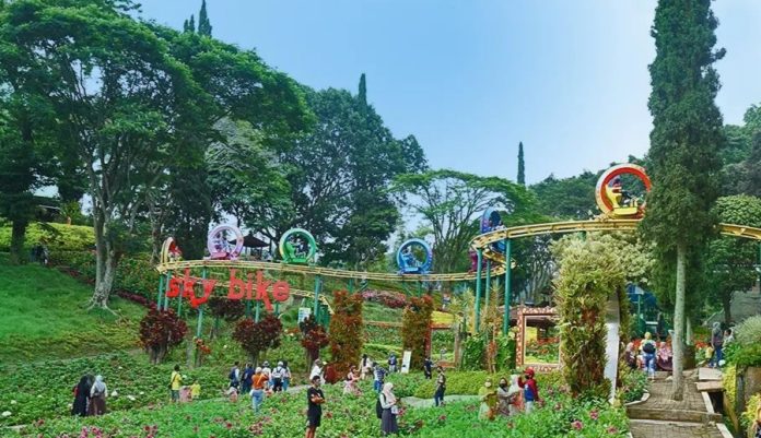 Wahana permainan dan suasana liburan keluarga di Taman Rekreasi Selecta Batu