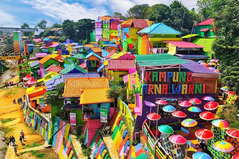 Kampung Warna-Warni Jodipan Malang dengan rumah warna-warni dan mural kreatif