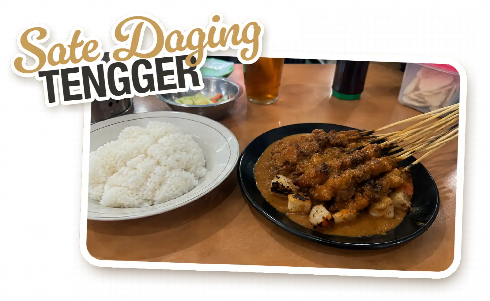 Sate daging khas Tengger berbumbu kacang dengan potongan lontong, disajikan bersama nasi putih dan acar