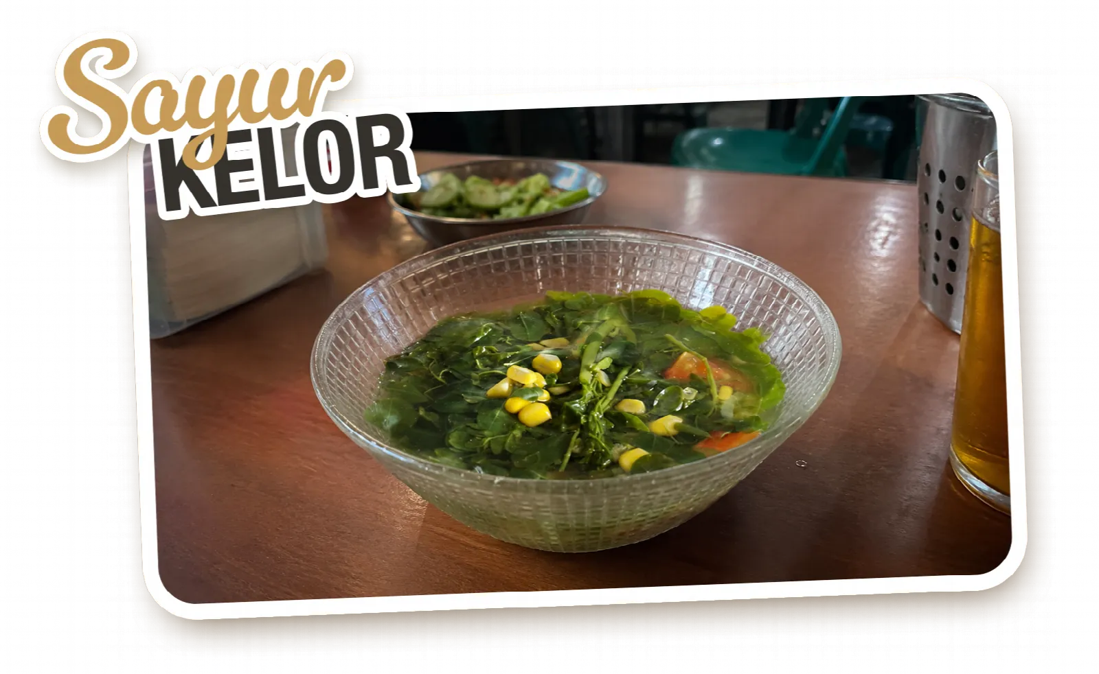Sayur kelor, sup bening berisi daun kelor, jagung manis, dan potongan tomat, disajikan di warung kawasan Bromo