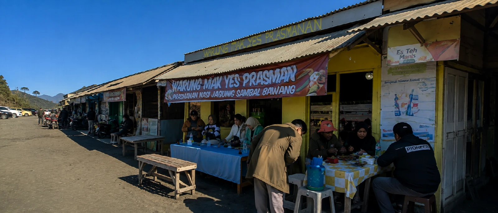 Deretan warung prasmanan di kawasan Gunung Bromo yang menjual nasi jagung dan sambal bawang